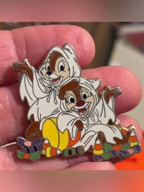 Disney Halloween Chip and Dale trading pin